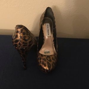 Leopard print pump